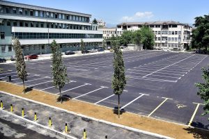 Во новите катни гаражи во скопскиот Клинички центат ќе може преку апликација однапред да се резервира паркинг место