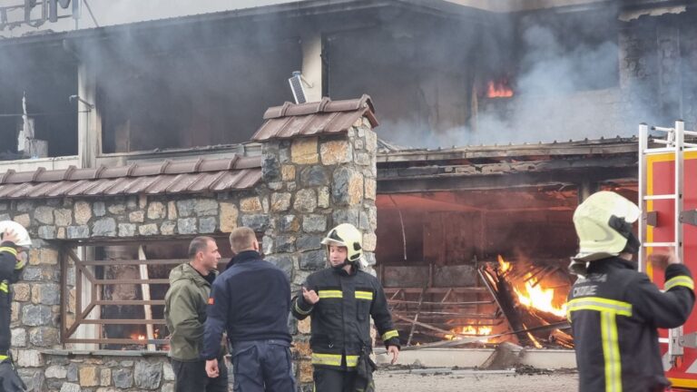 Четворица пожарникари побарале медицинска помош поради вдишување чад, пожарот во Фалише изгаснат