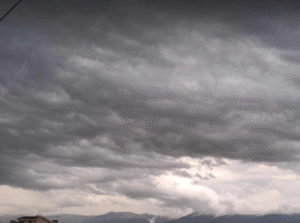 Релативно топло време со врнежи во западните делови