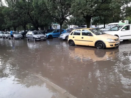 Не е доволен само чадор, за одење по дожд на скопските улици треба и непропустлив скафандер