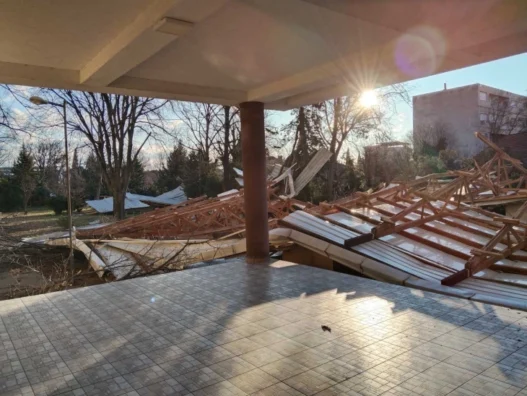 Виде ветерот дека не не бива па ги растера облаците и дождот, ама ние и за ветерот не сме подготвени – кровови ни летаат