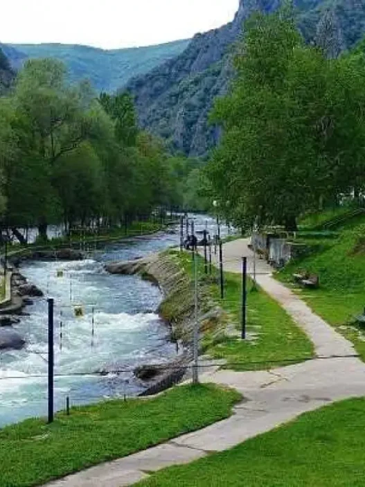 Матка се мачи со огромни дивоградби, а и доволно паркинг никако да направат