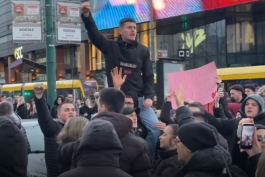 Масовен протест во Сараево: Бараат одговорност по трагедијата со трамвајот