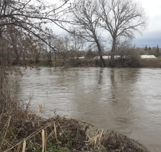 АМСМ информира: Вардар се излеа кај Гостивар, затворен патот кон Чегране