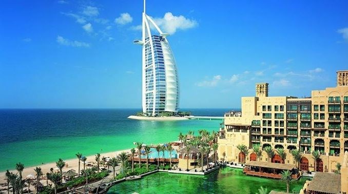 Хотелите во Дубаи бесплатно им го продолжуваат престојот на заглавените туристи