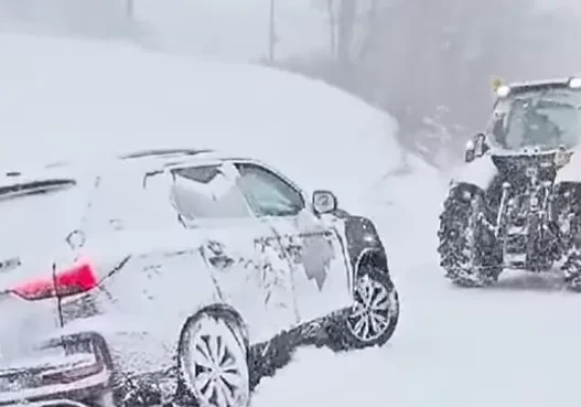 „Баба Марта деветоумна” го забели Галичник, прекинат е сообраќајот