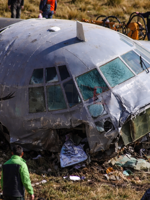 Колумбиски воен авион со 110 војнци се урна при полетувањето, нема се знае колку жртви има