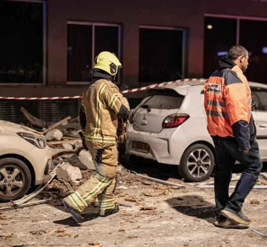 Две лица загинале во утринското рекетирање на Иран врз Тел Авив, оштетена е и железничката станица