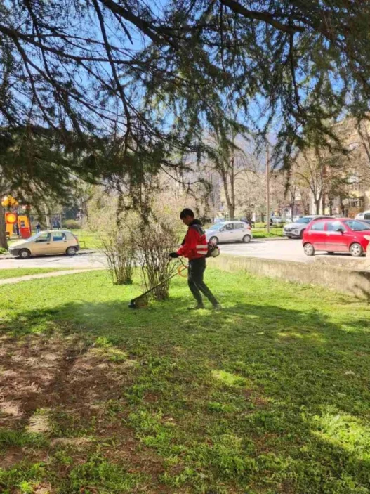 Во Општина Кисела Вода се средува нараснатата трева