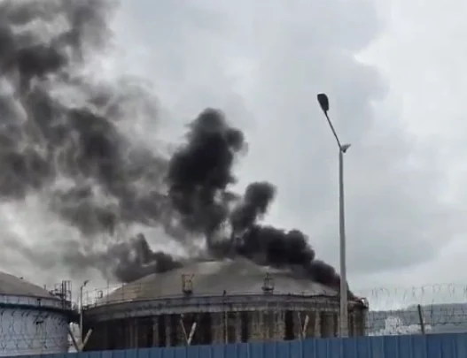 Срушена седумкатна зграда во Хаифа по директен удар од иранска балистичка ракета