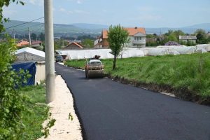 Асфалтирање на патот кон гробиштата „Камник” во Гази Баба