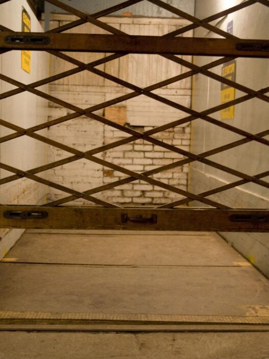 Во приватна фирма на Бит Пазар, пронајден мртов 65-годишен скопјанец, најверојатно паднал од лифт