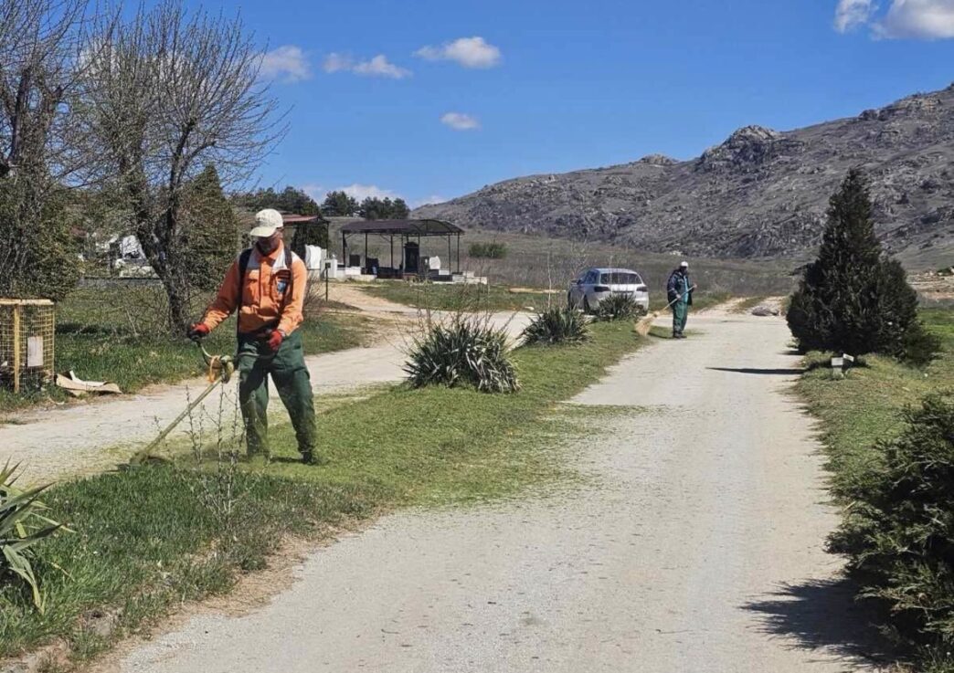 Комуналец Прилеп: Исчистени патеки и зелени површини на старите и новите гробишта