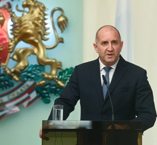 Избори во Бугарија: Убедлива победа на Румен Радев, му недостасуваат десетина мандати за самостојно мнозинство