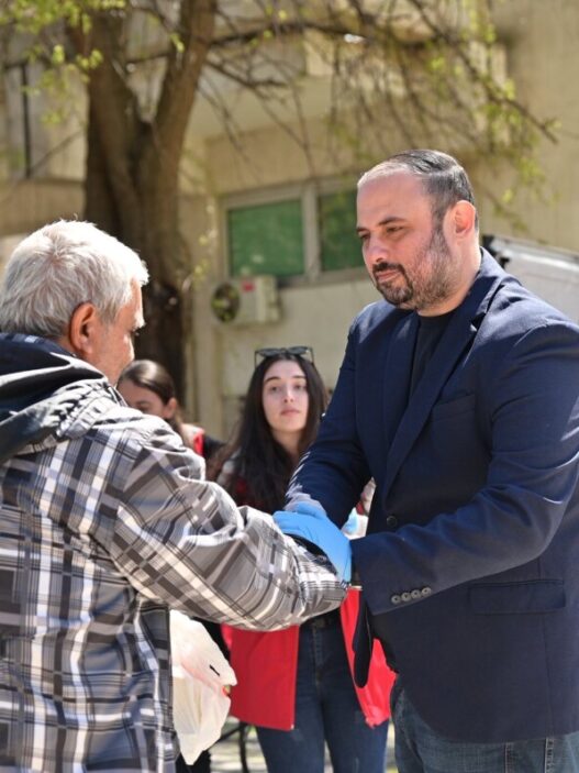 Хуманитарна акција во Скопје со стотици оброци за бездомни лица