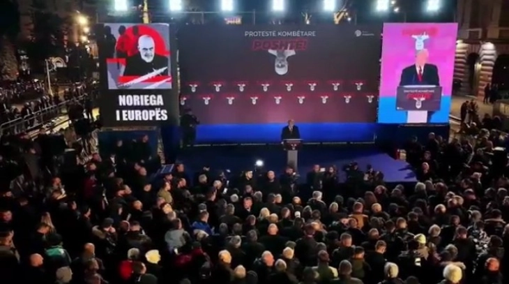 Нови масовни протести во Тирана, опозицијата бара оставка од Владата на Еди Рама