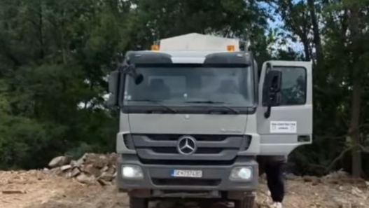 Градоначалникот на Аеродром фати камион како прави дива депонија