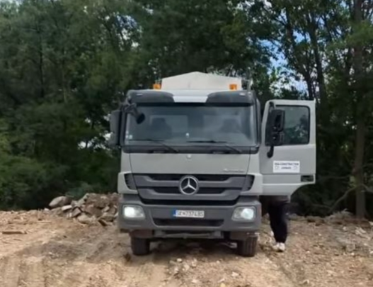 Градоначалникот на Аеродром фати камион како прави дива депонија