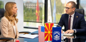 Aмериканската амбасадорка Варнс на посета во Прилеп, ја прими градоначалникот Проданоски