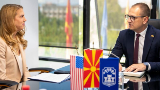 Aмериканската амбасадорка Варнс на посета во Прилеп, ја прими градоначалникот Проданоски